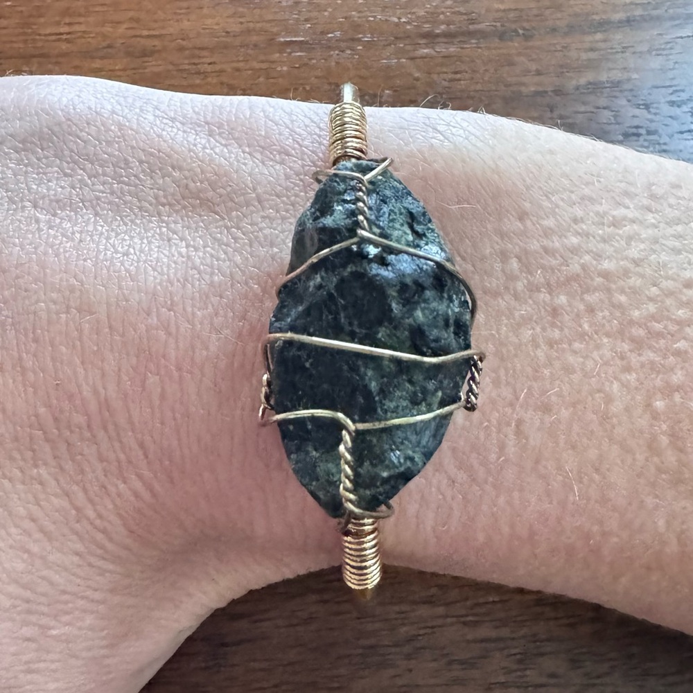 Artisan Raw Black Tourmaline Wire Wrapped Cuff Bracelet Gold Tone Metal Band - Picture 3 of 3